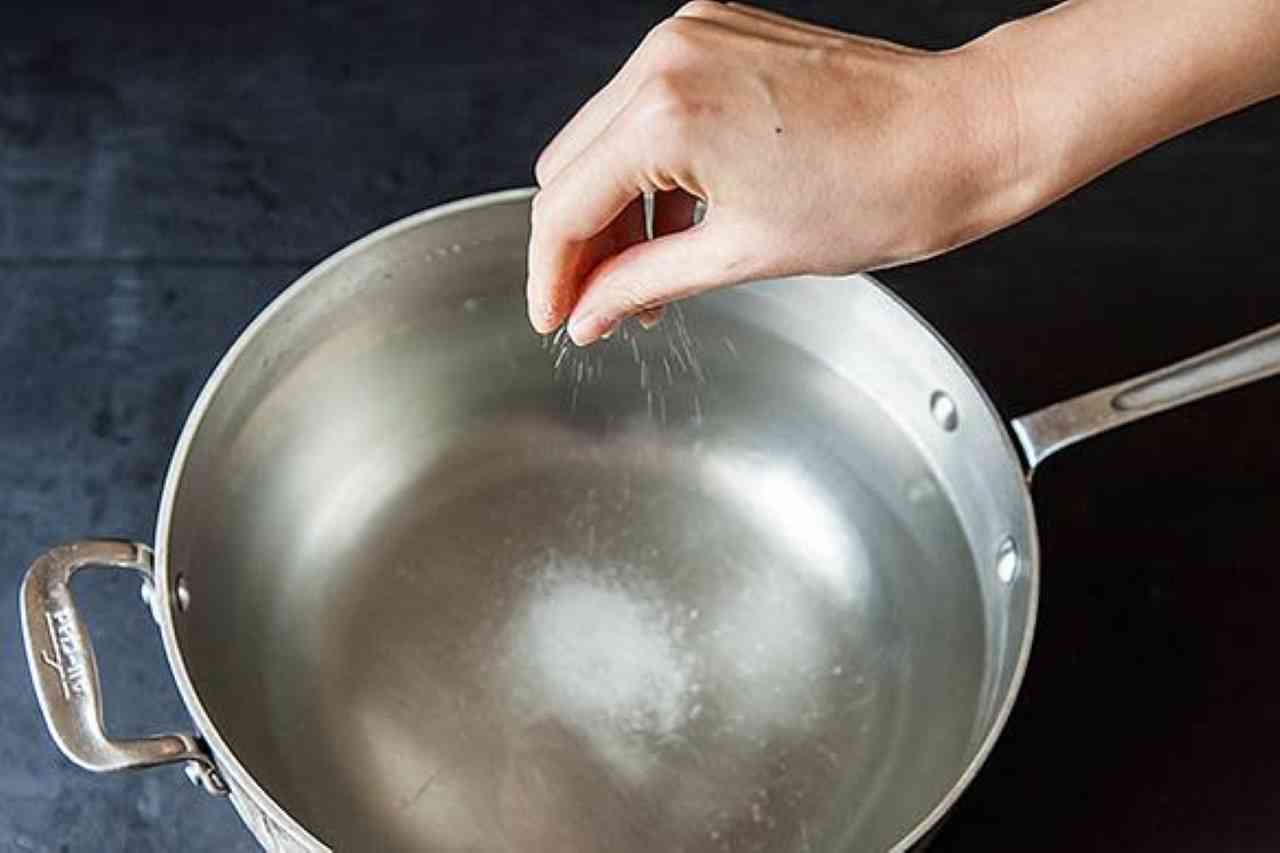 Mettere il sale nella pasta prima che bolle