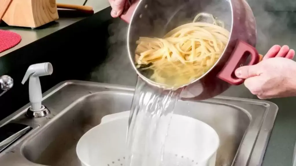 “Non scolare la pasta nel lavandino!”: assurdo, ecco il motivo