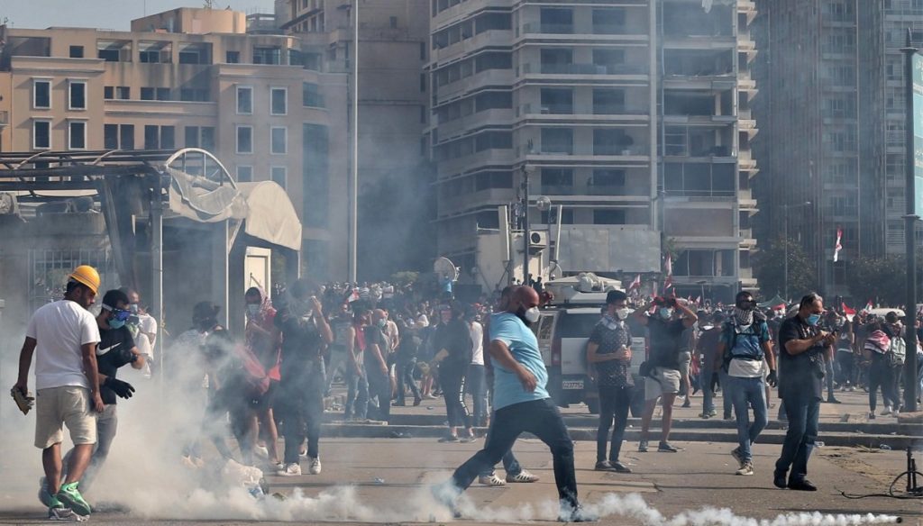 Beirut, continuano le proteste. Morto un poliziotto e 750 feriti