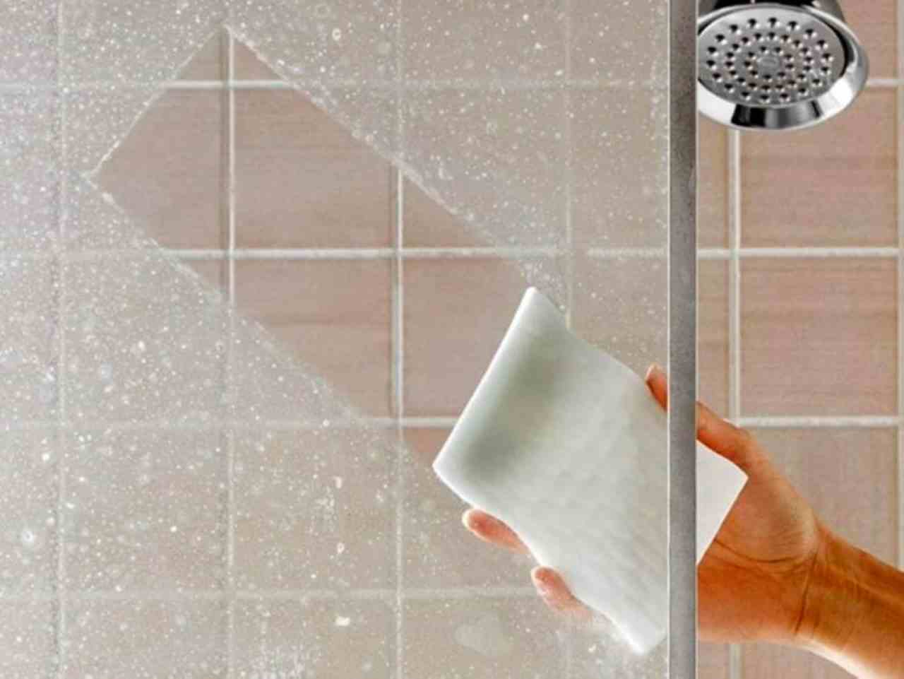 pulire i vetri della doccia