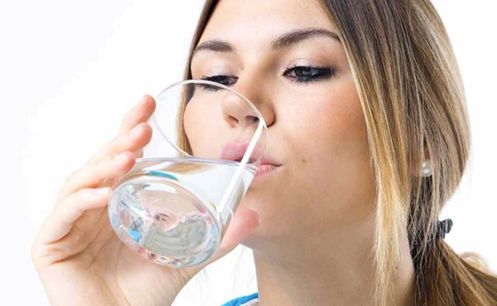Bere un bicchiere d'acqua al mattino