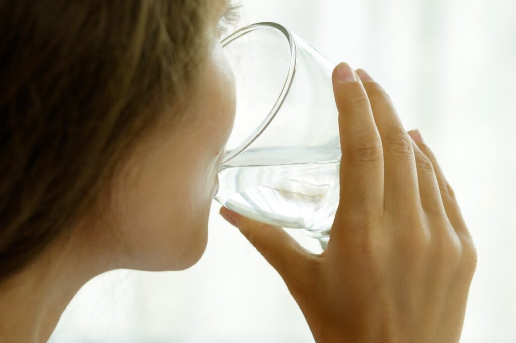Come bere acqua per perdere peso in estate: 10 consigli utili per dimagrire