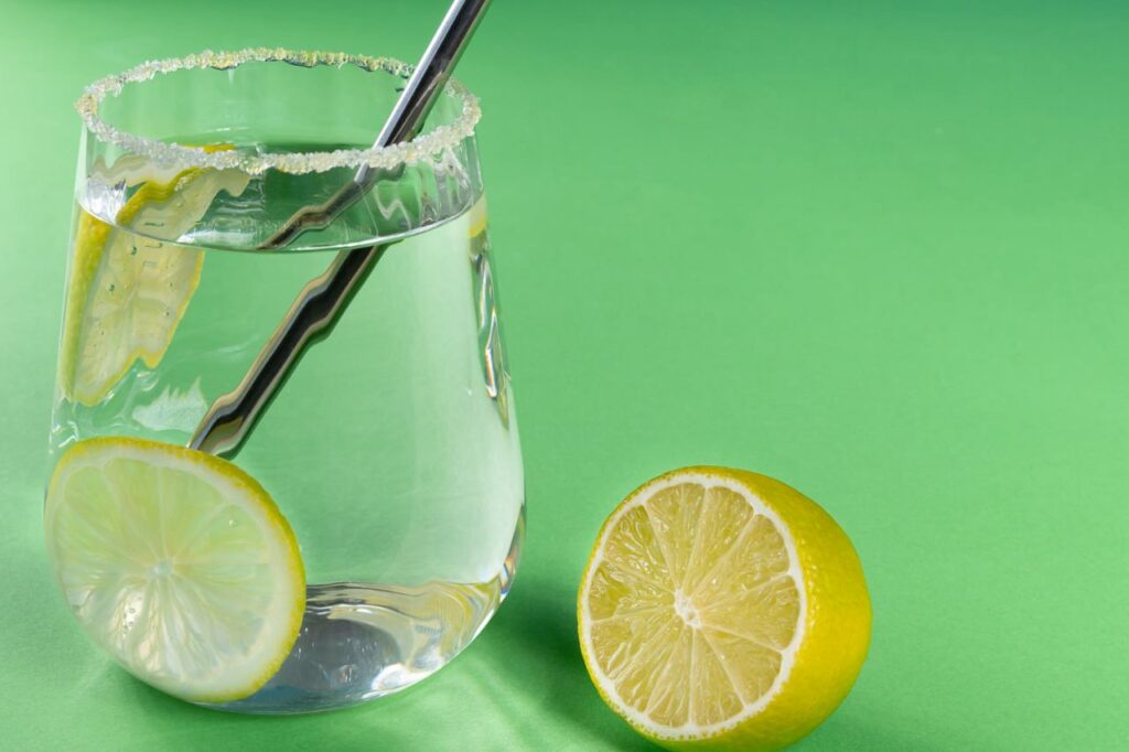 La Verità sull’acqua e limone: benefici per la salute e potenziali rischi da conoscere