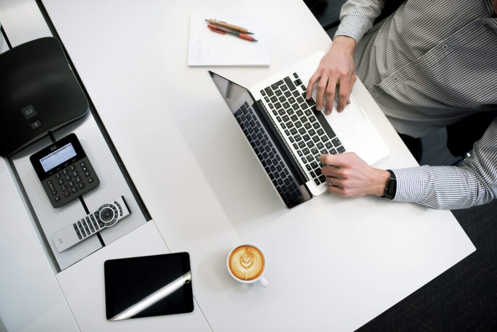 una persona che utilizza un laptop