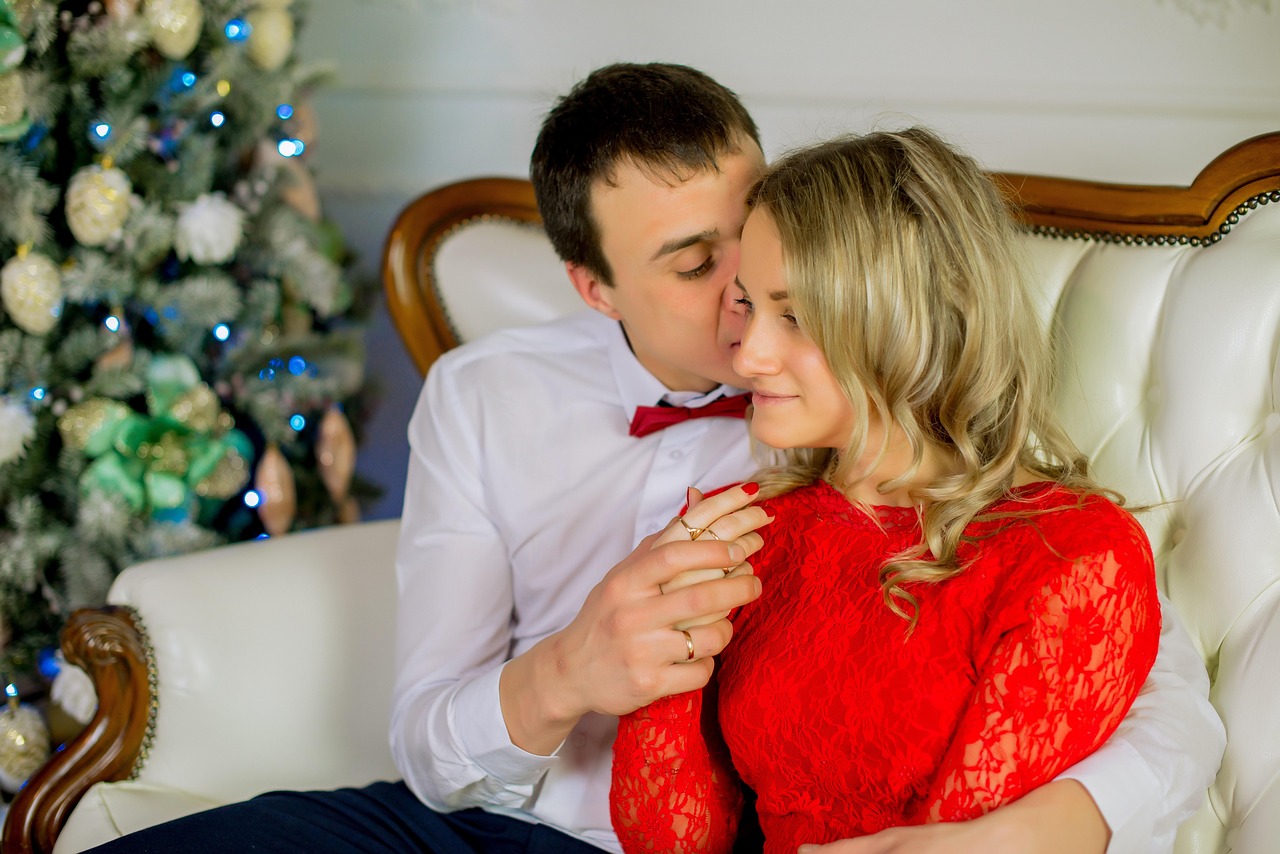 Coppia che si scambia un bacio romantico sotto le stelle, pronta a dirsi buonanotte.