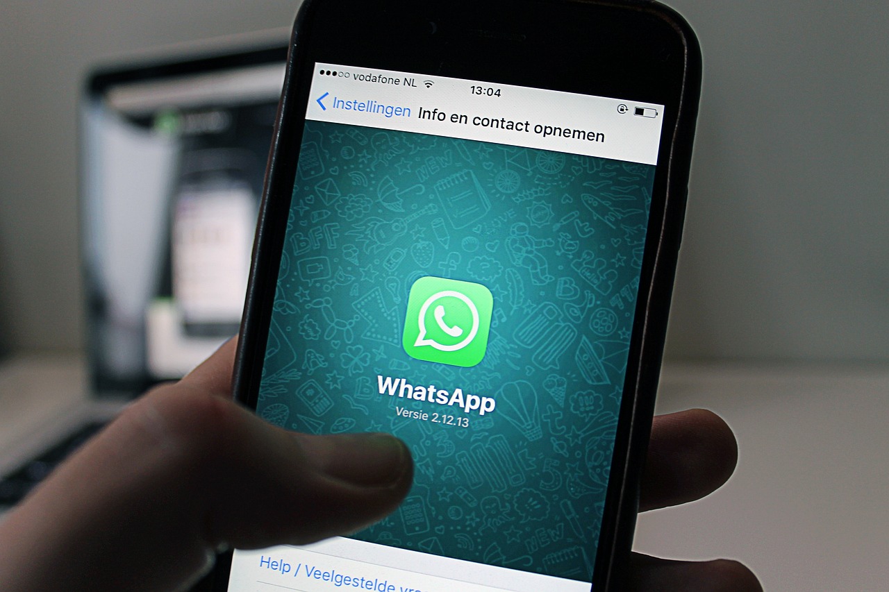 Allerta WhatsApp: truffa che inganna migliaia di italiani, con messaggi ingannevoli e link sospetti.