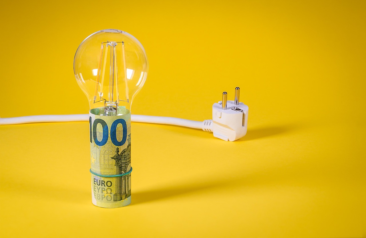 Grafico che mostra il risparmio sulle bollette di luce e gas con suggerimenti legali.