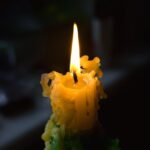 Immagine di un uomo che rimuove la cera da una superficie con un panno e un prodotto specifico.