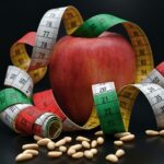 Piatto colorato di frutta e verdura fresche, rappresentante la dieta mediterranea rivisitata.