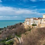 Vista panoramica di una delle 5 mete italiane da visitare a Pasqua 2026, con paesaggi suggestivi e tradizioni.