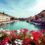 Paesaggio primaverile italiano con fiori colorati e colline verdi, ideale per una fuga primaverile.