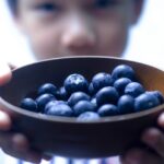 Mirtilli freschi in una ciotola, simbolo dei benefici per cervello e memoria.