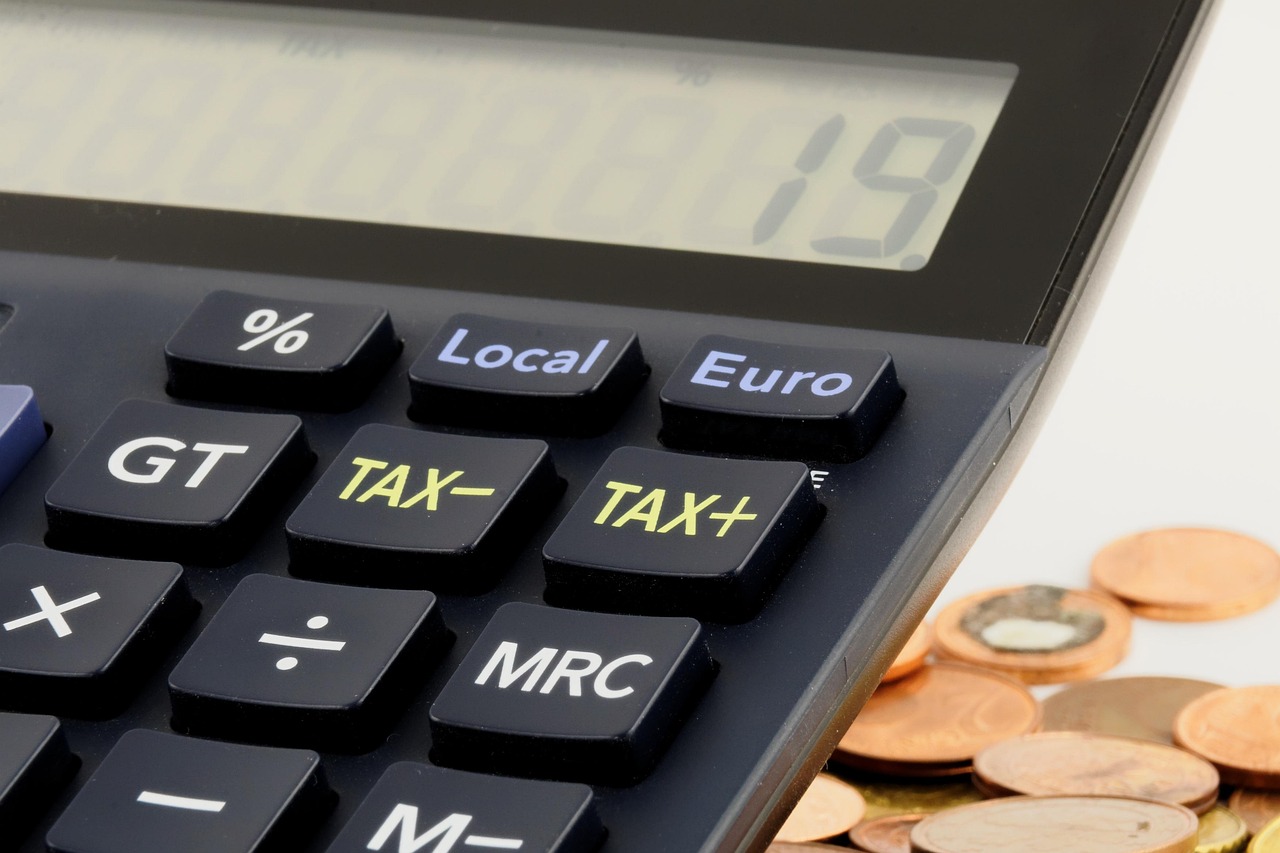 Grafico che illustra i risparmi della flat tax 2026 per diversi redditi e categorie di contribuenti.
