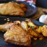 Friggitrice ad aria con piatti gustosi pronti da servire in una cucina moderna.