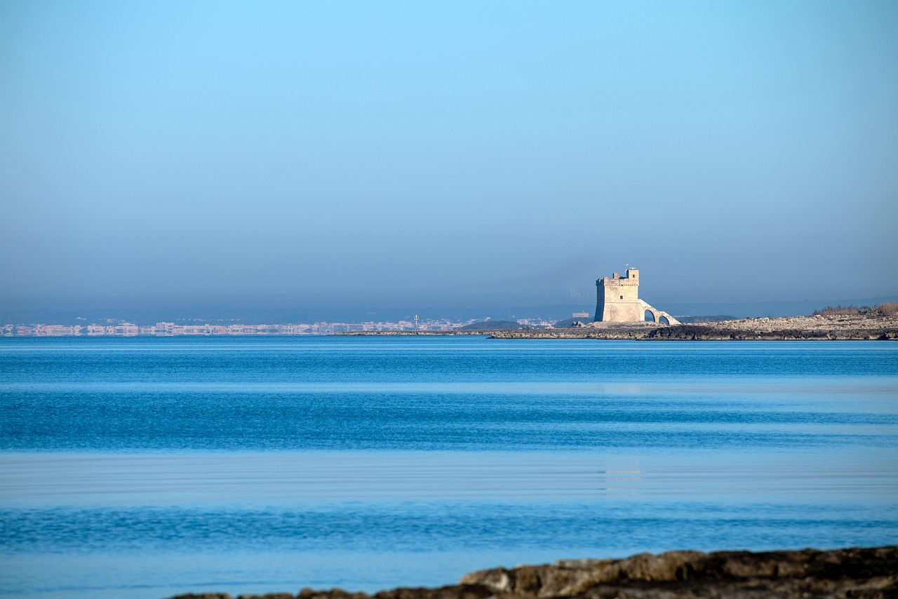 Vista panoramica dell'Hotel Trani sul mare, con il litorale e il cielo sereno sullo sfondo.
