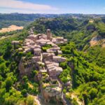 Panorama di un suggestivo borgo italiano con stradine acciottolate e case storiche.