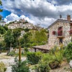 Vista panoramica del suggestivo paese abruzzese, con antiche case in pietra e paesaggi mozzafiato.
