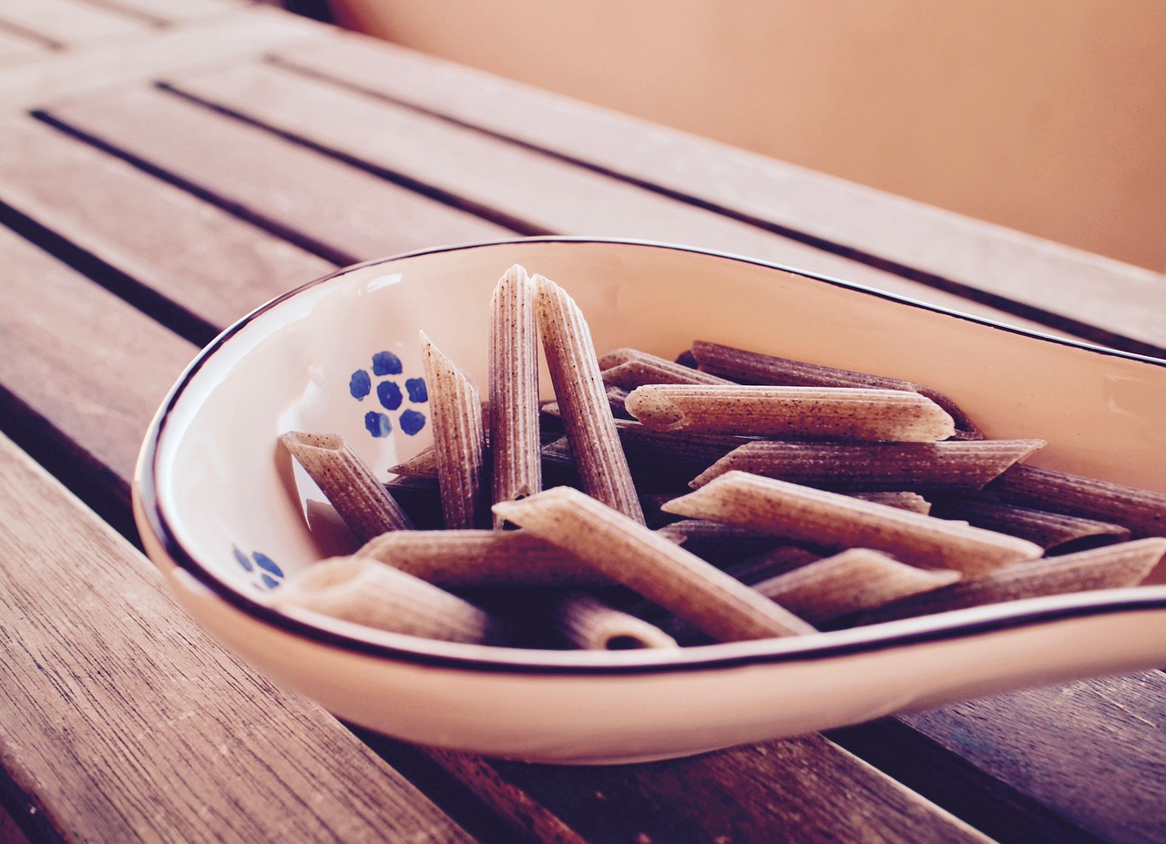 Immagine di un piatto con superfood italiano, ricco di colori e ingredienti freschi.