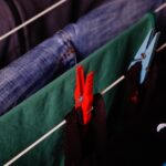 Panni stesi in casa che asciugano rapidamente senza umidità, metodo efficace illustrato nell'articolo.