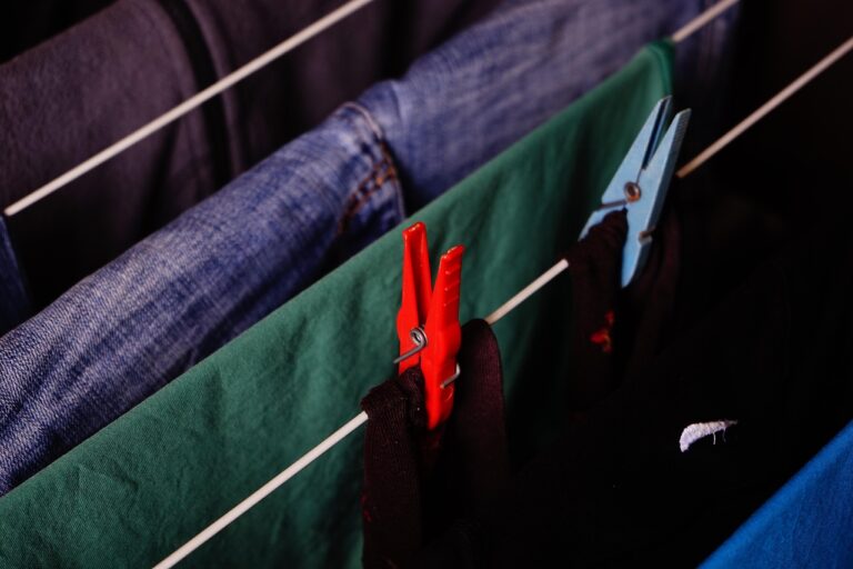 Il trucco per far asciugare i panni in casa senza umidità: ecco il metodo