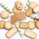 Immagine di merendine con etichette nutrizionali evidenziate per i loro effetti negativi sulla salute.