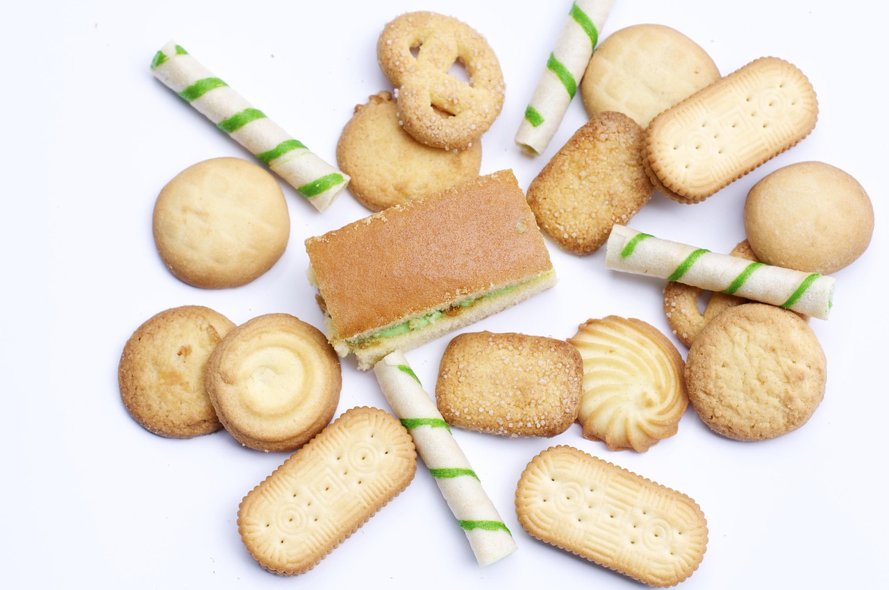 Immagine di merendine con etichette nutrizionali evidenziate per i loro effetti negativi sulla salute.