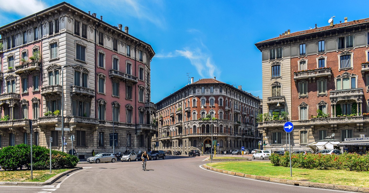 Panorama di un quartiere nascosto di Milano, con strade affascinanti e architettura caratteristica.