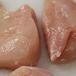 Petto di pollo cotto, dorato e succoso, servito con contorno di verdure fresche.