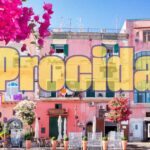 Vista panoramica di Procida, isola colorata e capitale della cultura, con mare e architettura tipica.