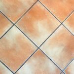 Pulizia dei pavimenti in gres con prodotto specifico che garantisce brillantezza senza aloni.