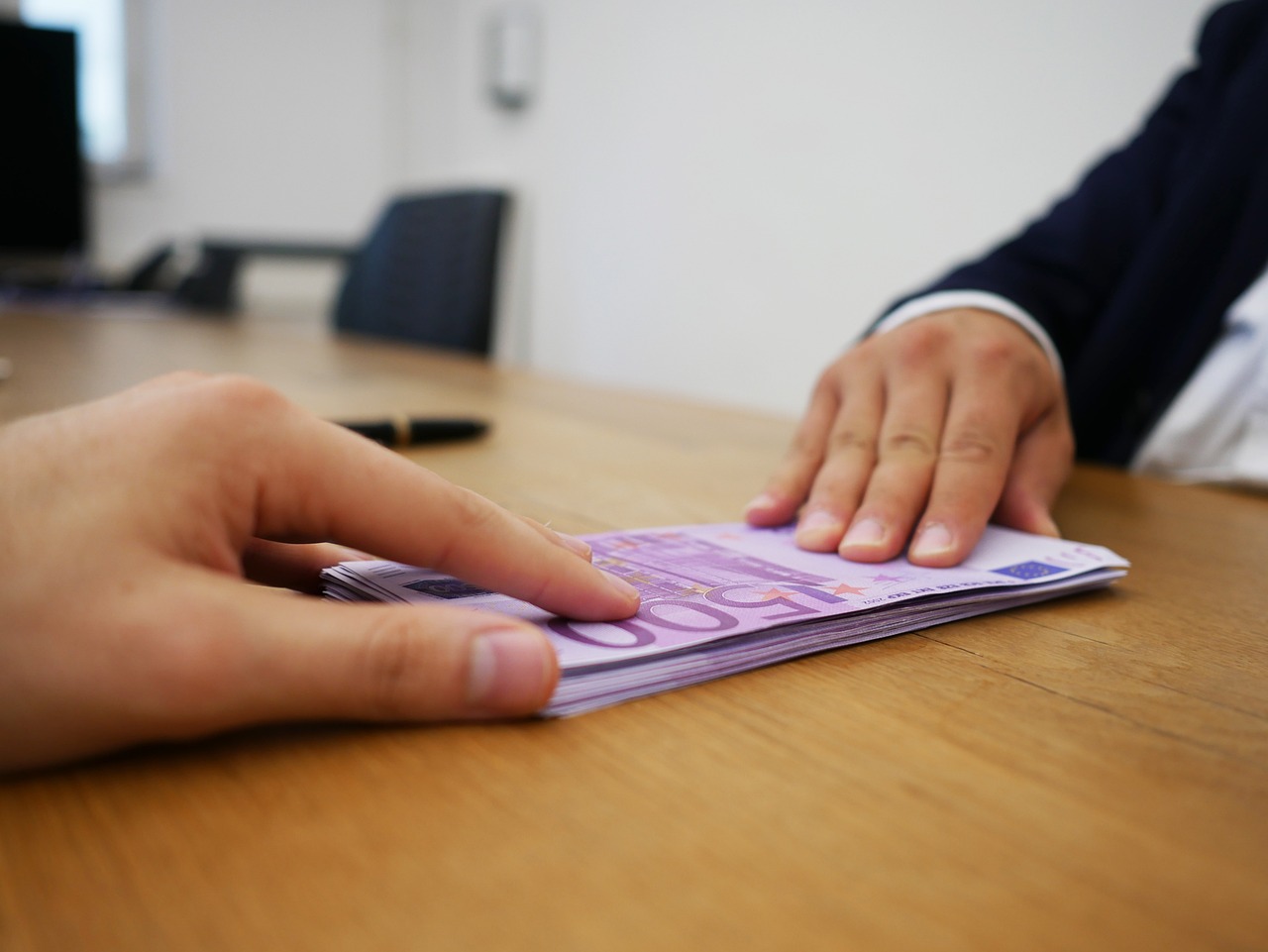 Persona che compila un modulo per richiedere il Reddito di Inclusione 2026.