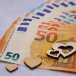 Coppia felice in un romantico paesaggio durante un weekend, simbolo di avventure a basso costo.